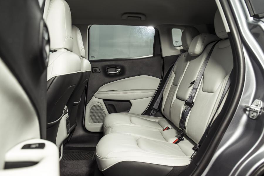 Интерьер Jeep Compass Limited (MP) 2018 года  (UK) (фото 18 из 20)